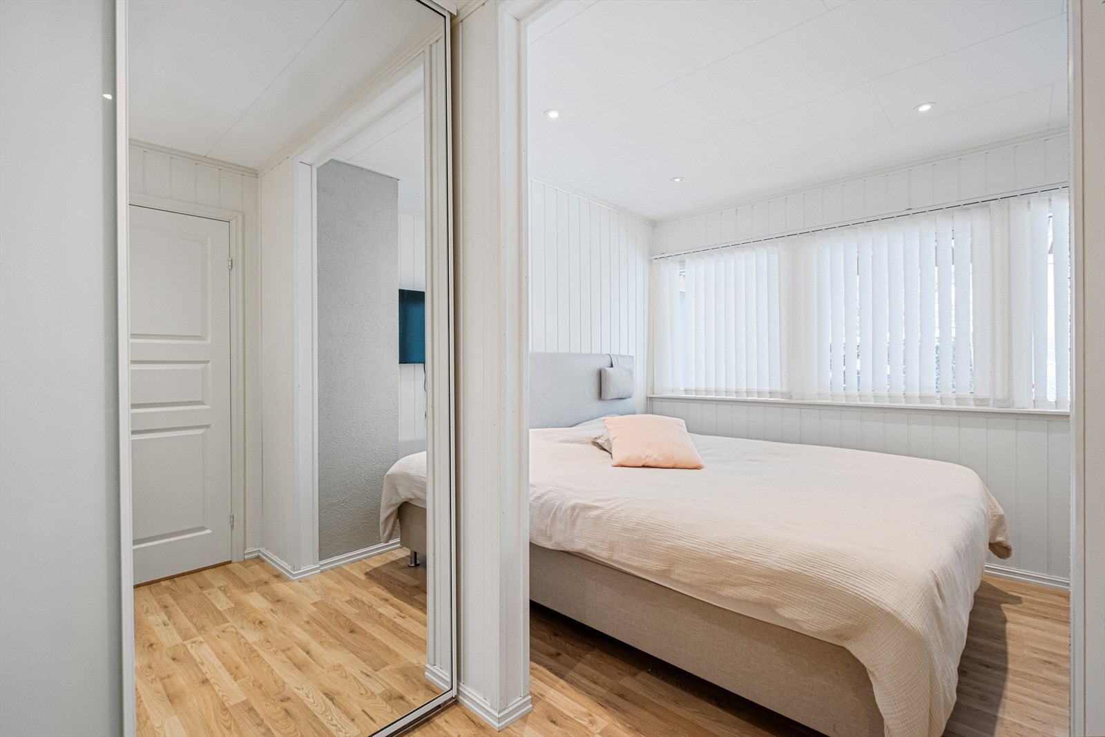 Store vindusflater gir rikelig med naturlig lys inn på det lyse rommet. Galleribilde