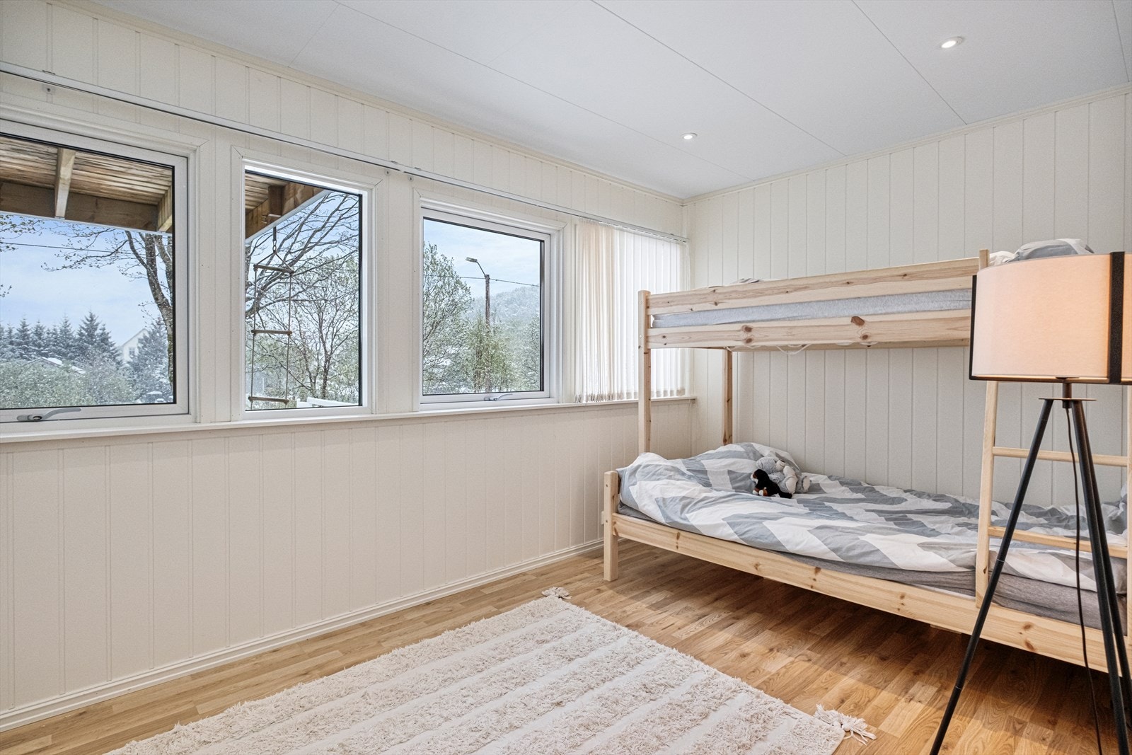Romslig soverom, som fint kan benyttes som stue. Galleribilde