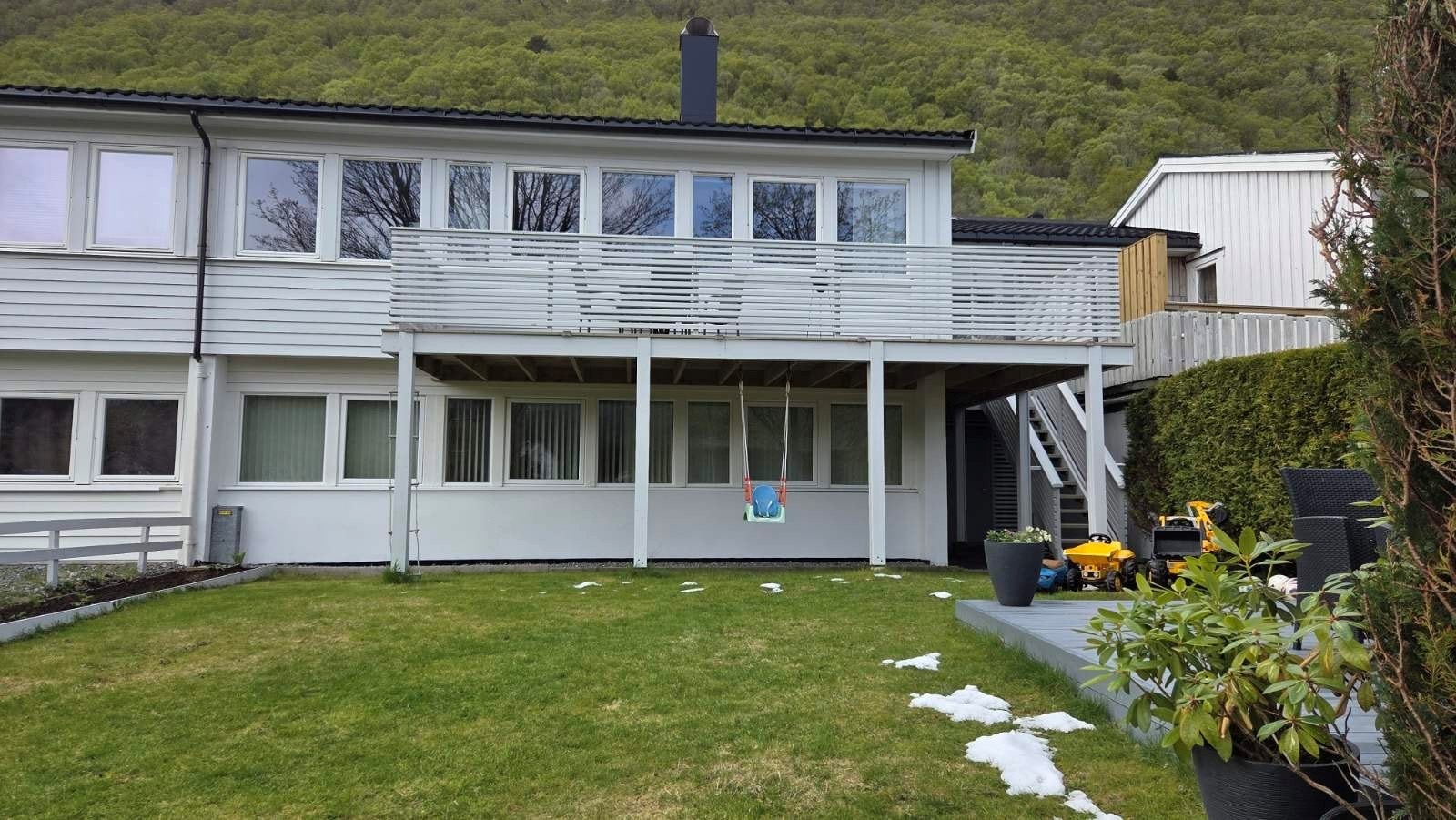 Eiendommen nyter et flott uteområde med hage, veranda og terrasse. Perfekt for avslapning, sosiale sammenkomster og hyggelige dager utendørs. Galleribilde