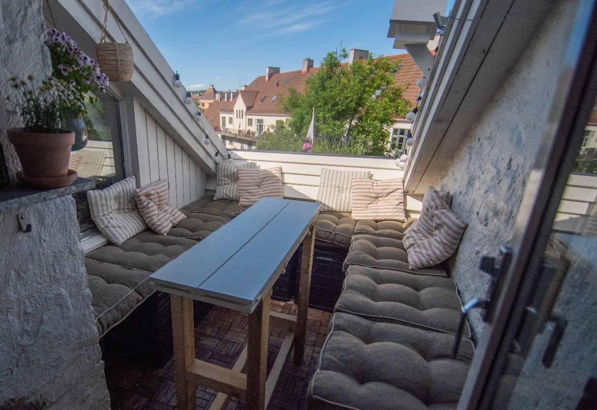 Romslig og skjermet balkong med ca. 8 sitteplasser. Gassgrill og varmelampe er tilgjengelig. Galleribilde