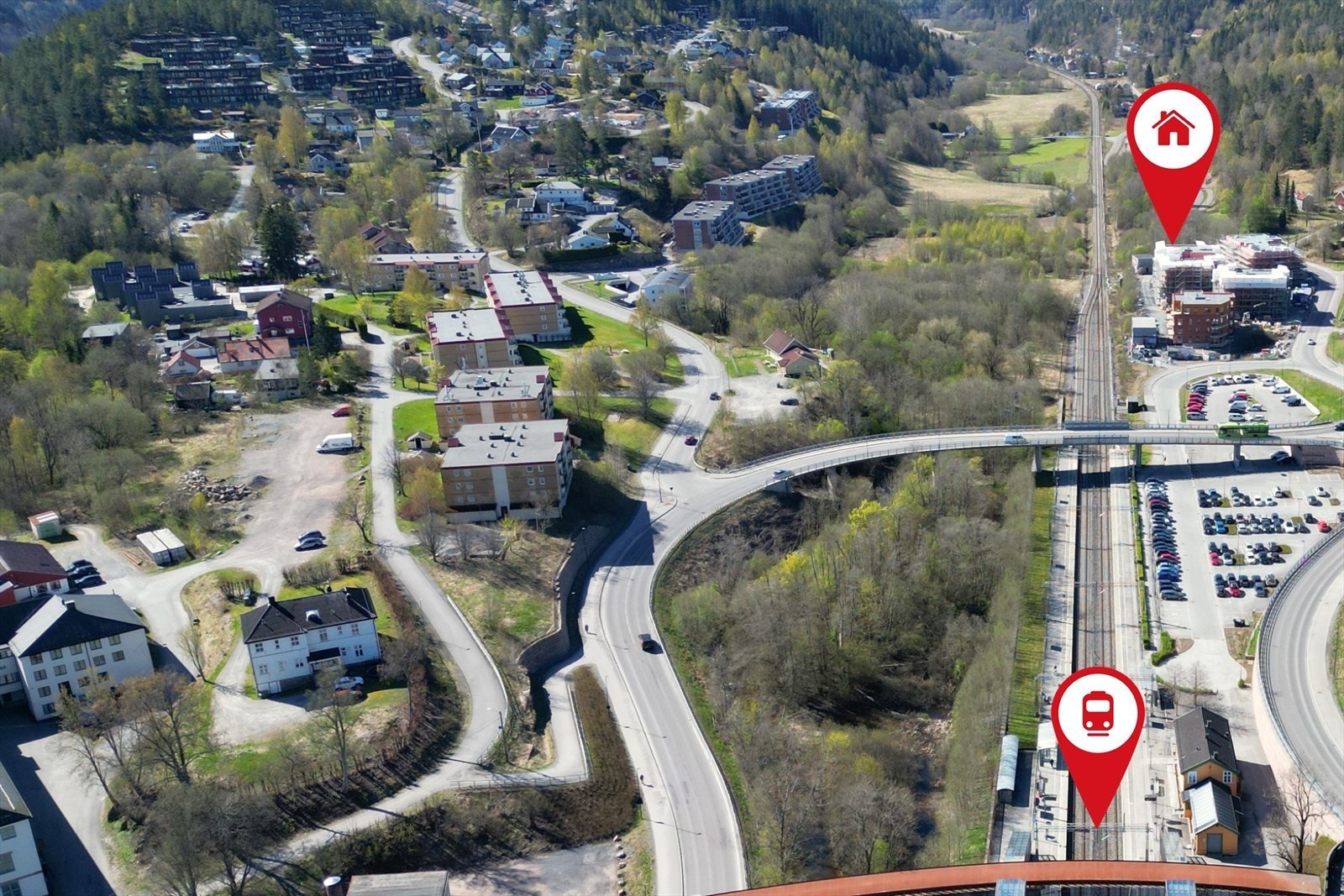 Fra Heggedal stasjon går det tog retning Oslo og Spikkestad med avganger hver halvtime. Galleribilde