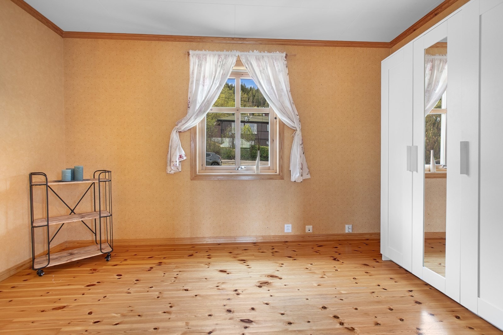 Soverom i hovedetasjen med plass til seng og garderobeløsning. Galleribilde