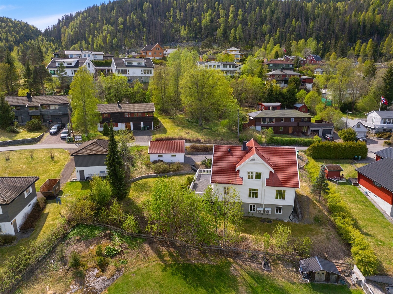 Stor tomt med hage og rikelig med boltreplass for store og små. Galleribilde