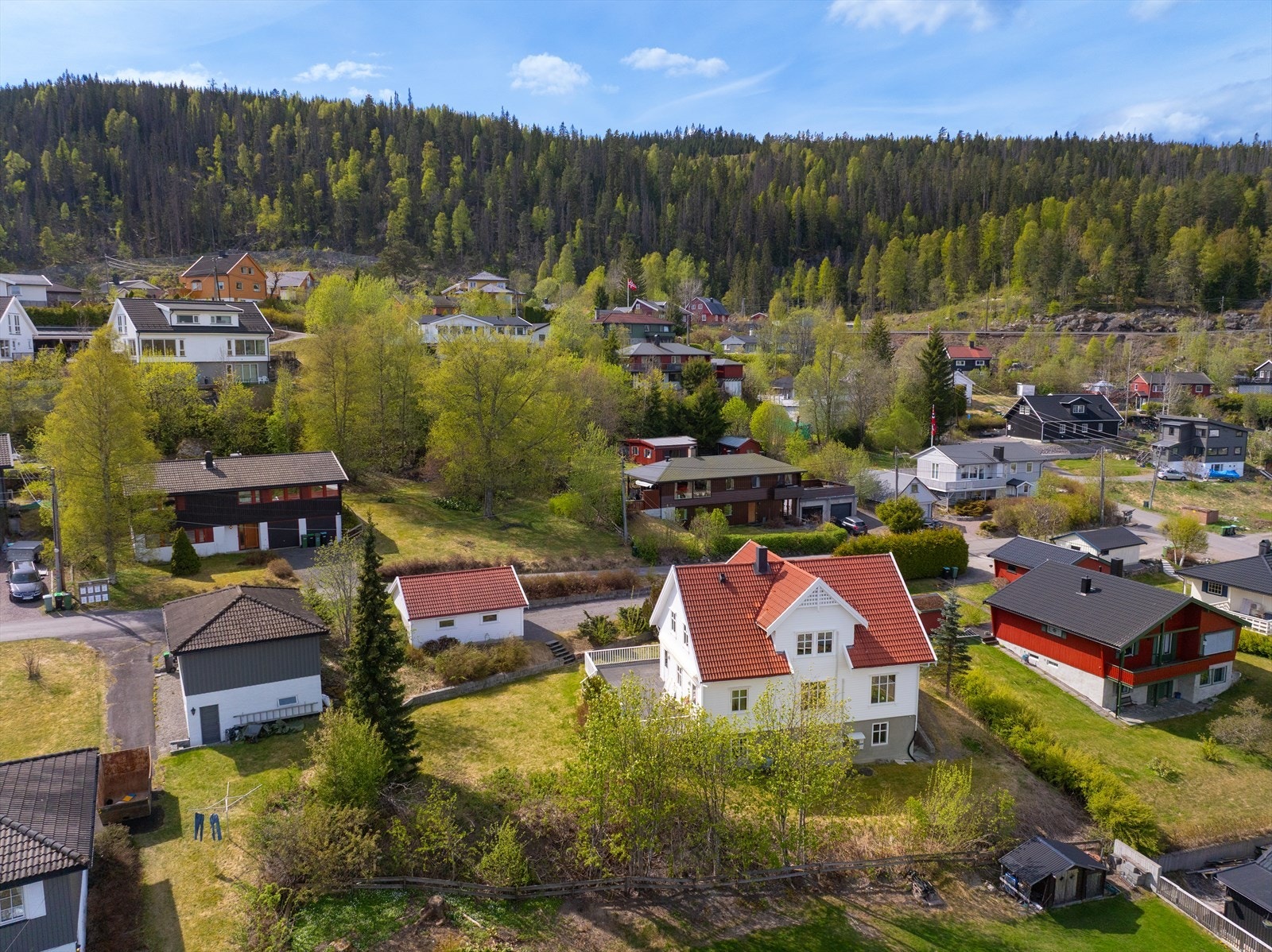 Parkering i egen garasje og på en romslig, gruset gårdsplass. Galleribilde