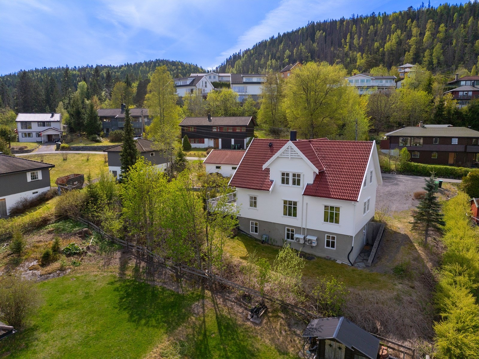 Eiendommen ligger høyt og fritt i terrenget. Galleribilde