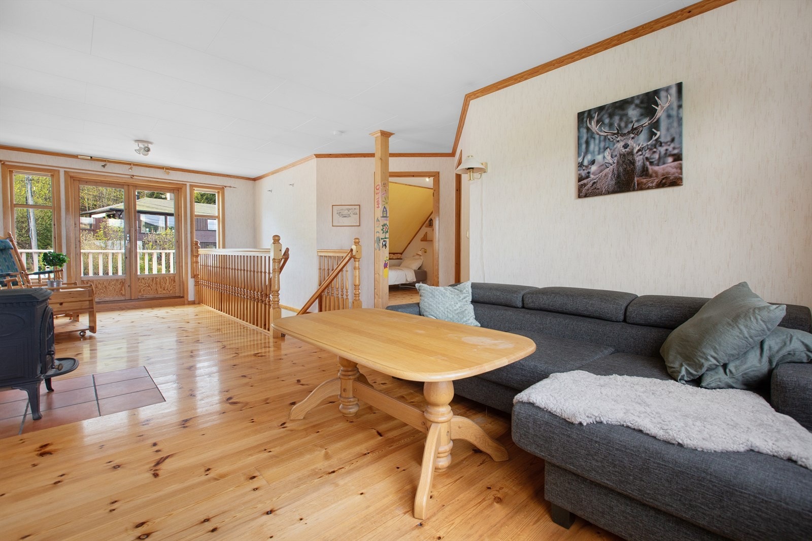 Loftstuen er et perfekt ekstra oppholdsrom for familien, med utgang til balkong. Galleribilde