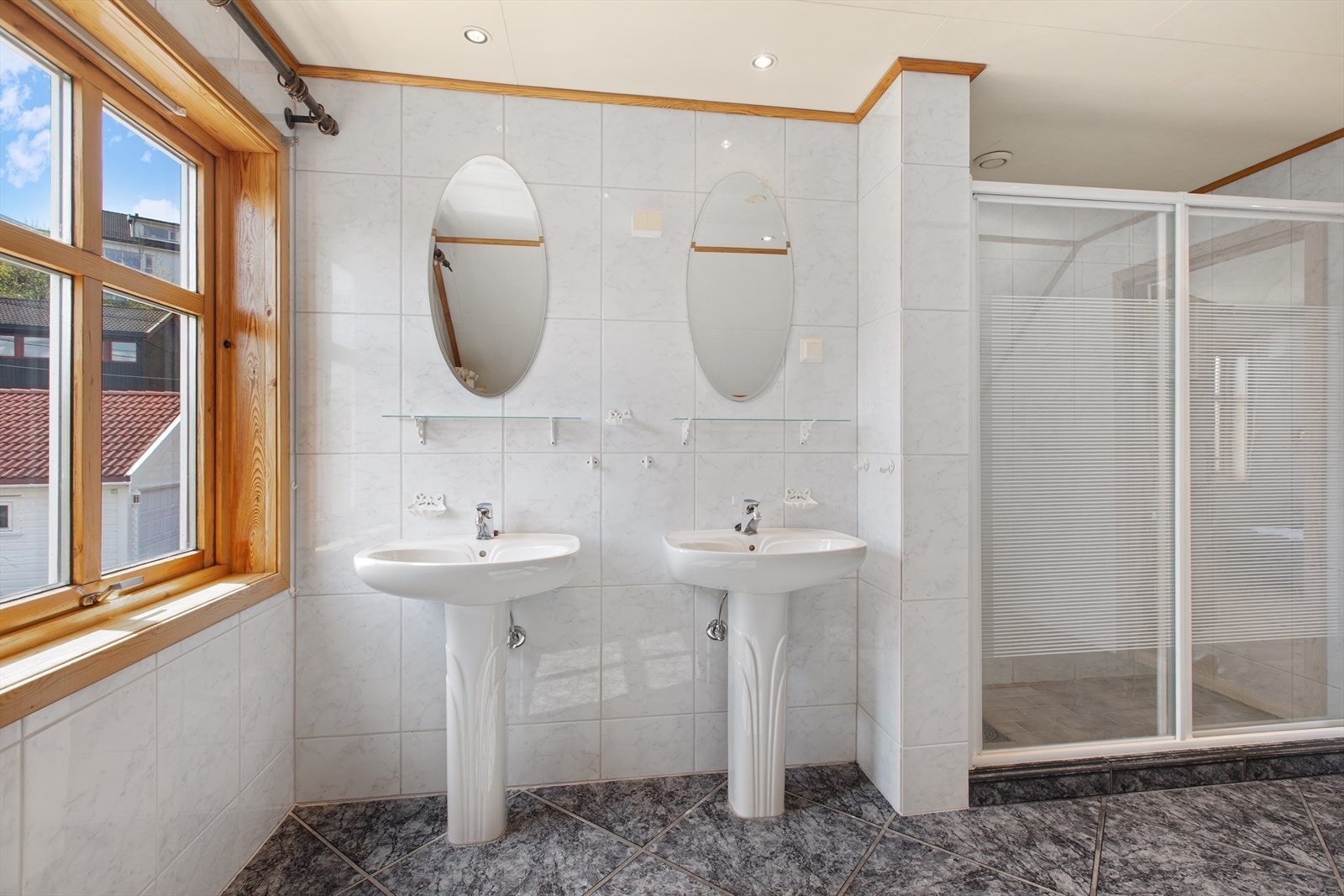 Vinduet på badet gir rikelig med naturlig dagslys. Galleribilde