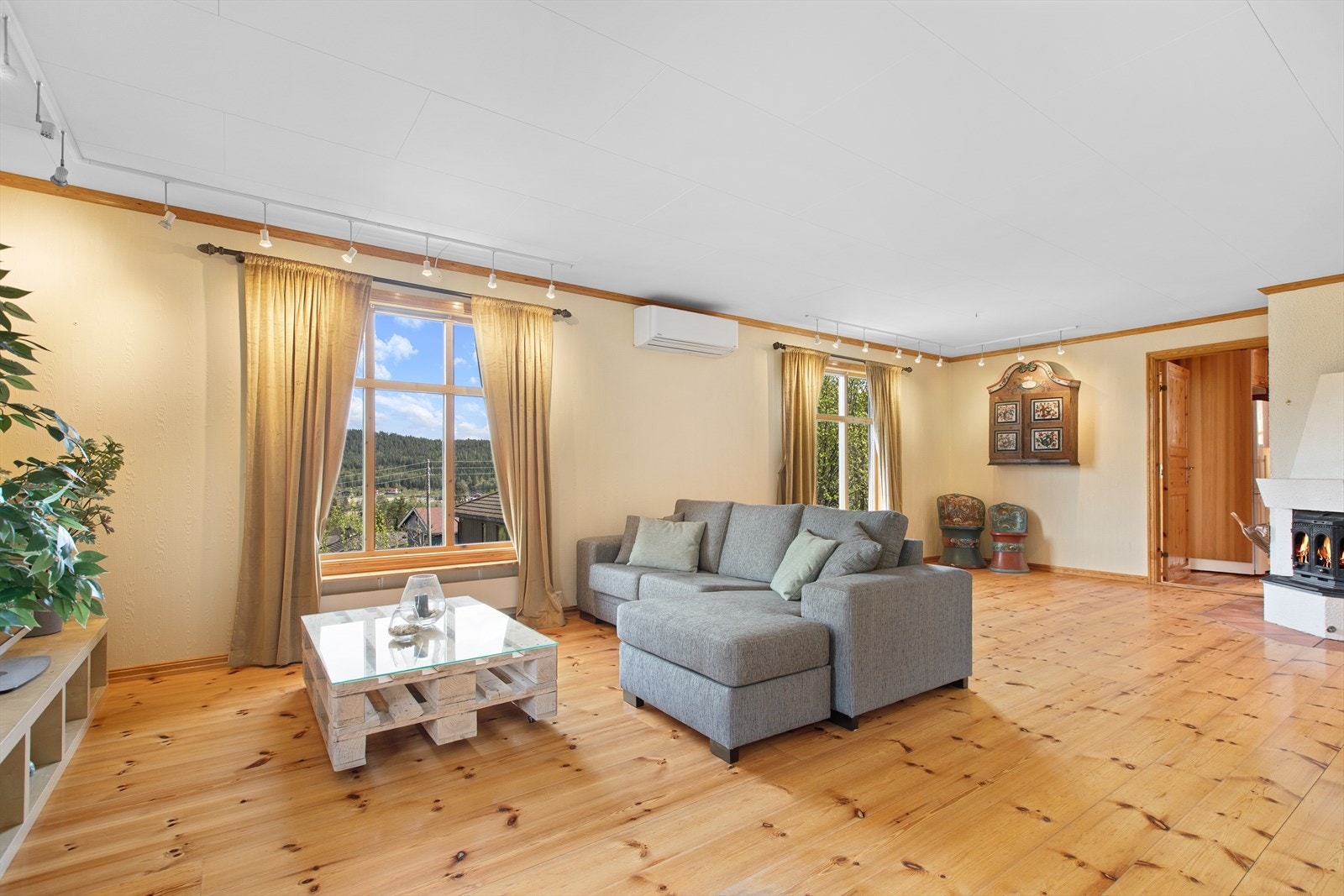 Her er det god plass til en stor sofagruppe og øvrig møblement. Galleribilde