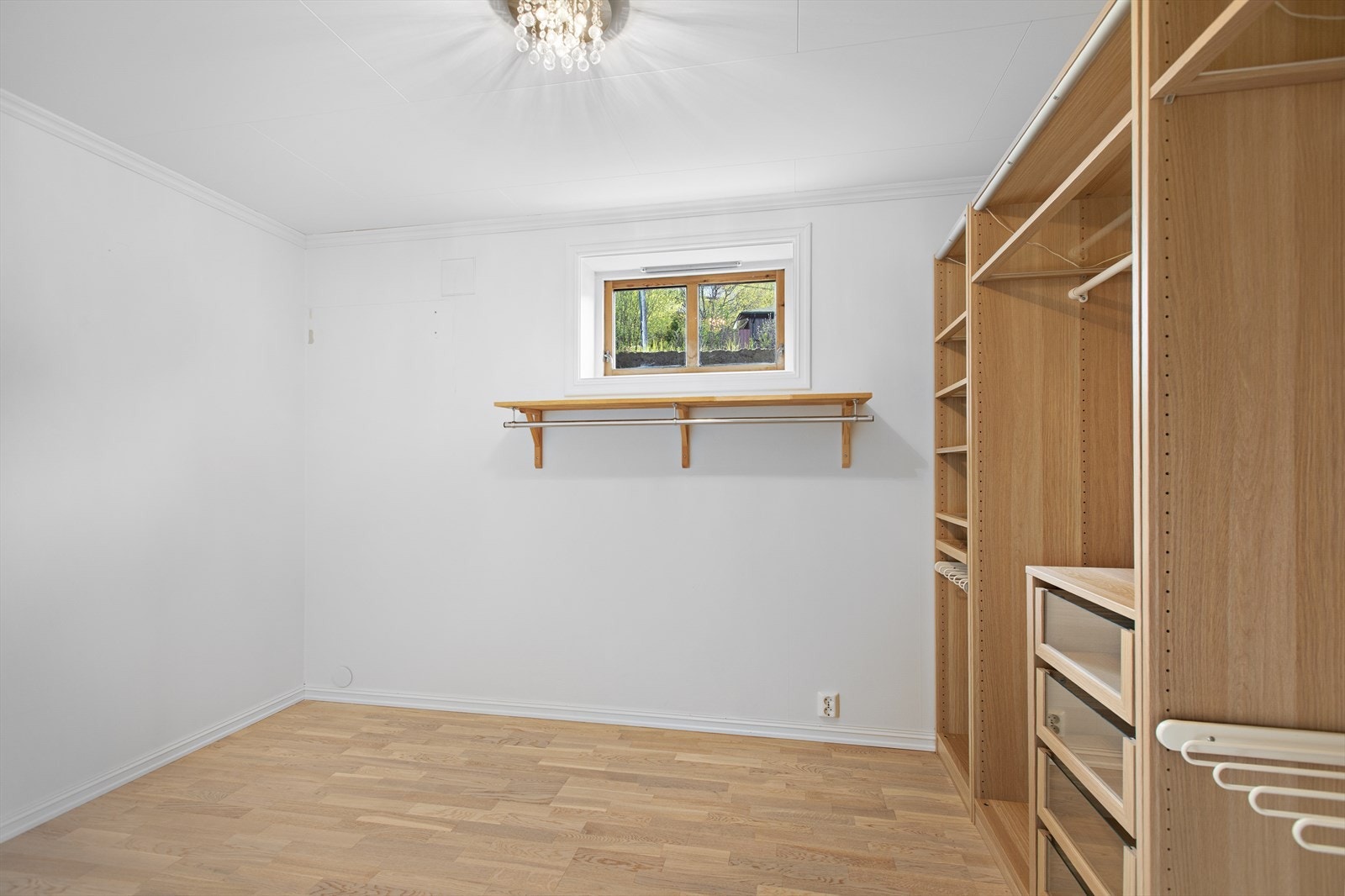 Innredet rom som i dag benyttes til garderobe, med gode oppbevaringsmuligheter. Galleribilde