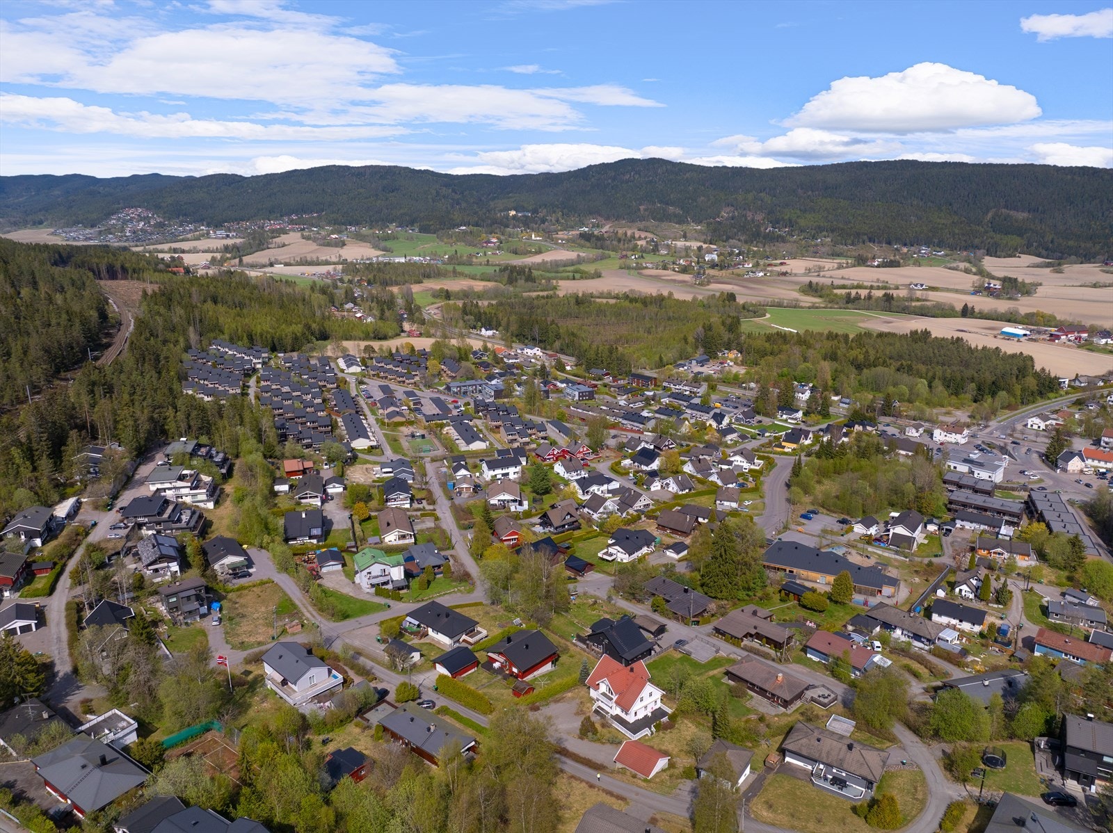 Dagligvarehandelen gjøres enkelt på Meny Åneby, som ligger omtrent 7 minutter unna med bil. Galleribilde