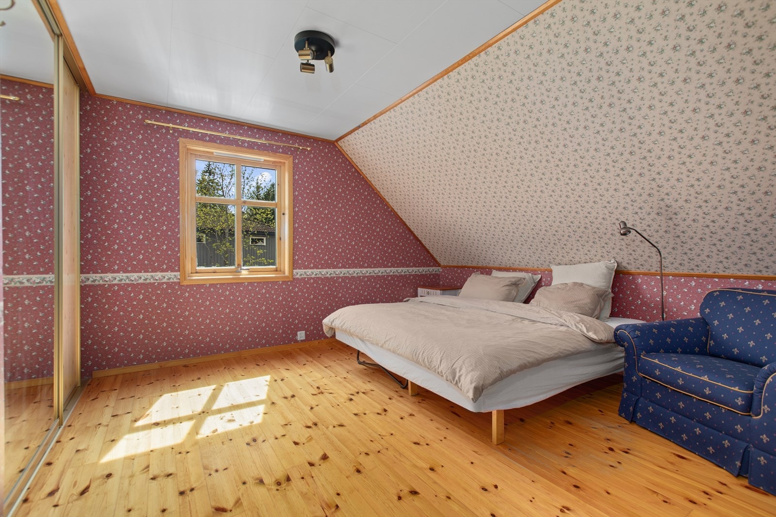 Hovedsoverommet har god plass til dobbeltseng og en stor skyvedørsgarderobe. Galleribilde