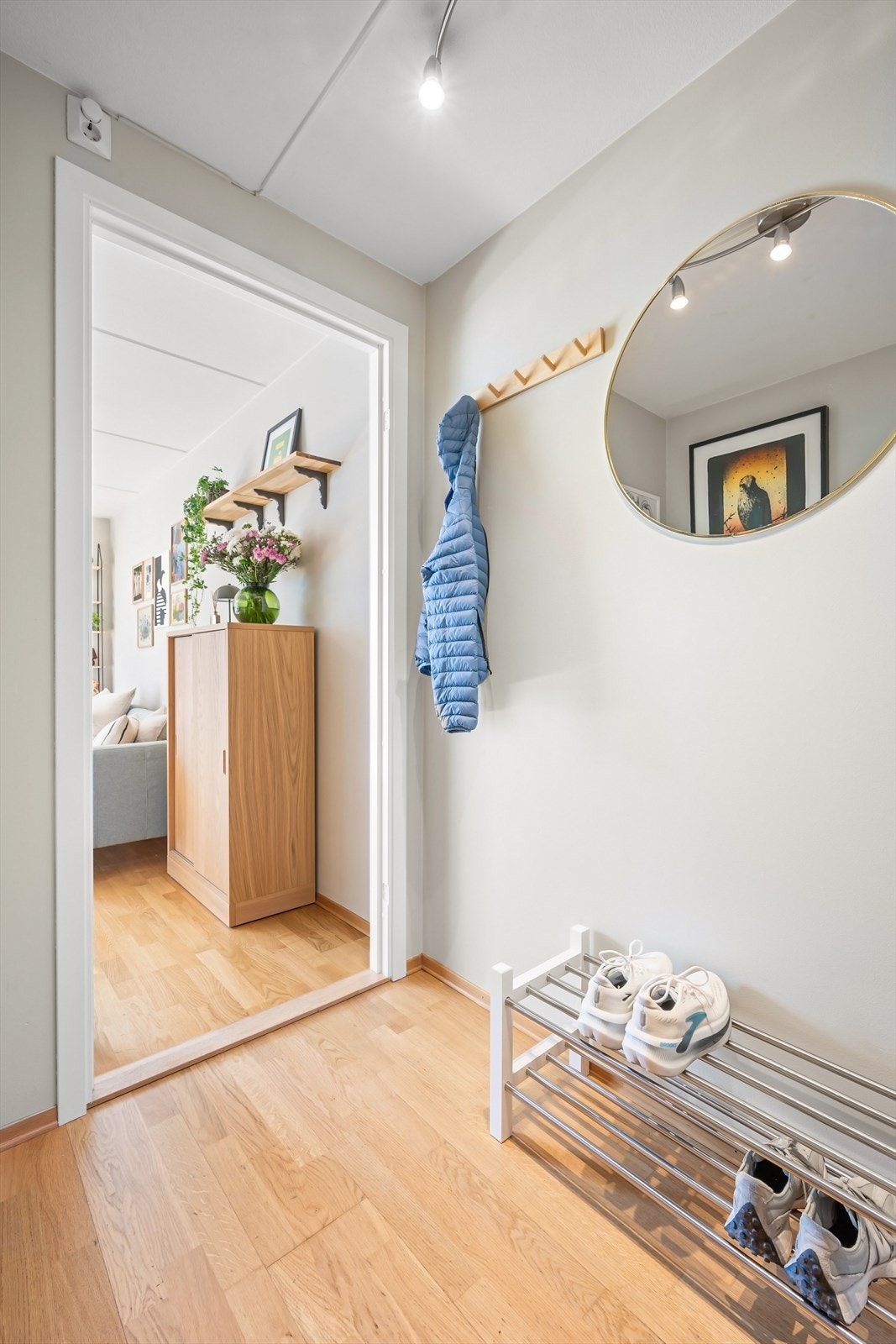 Hyggelig entré med plass til klesoppheng skoskap og skostativ. Galleribilde