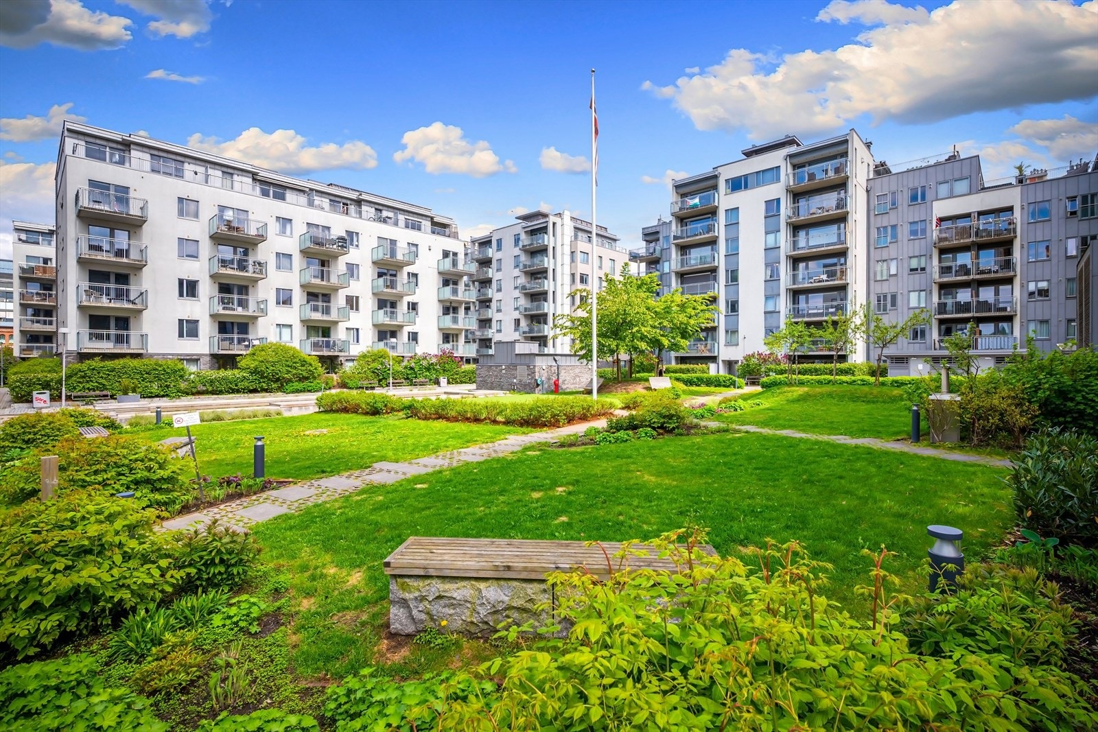 Flotte, parkemessig opparbeidet fellesarealer med plen, gangstier, beplantning og belysning. Galleribilde