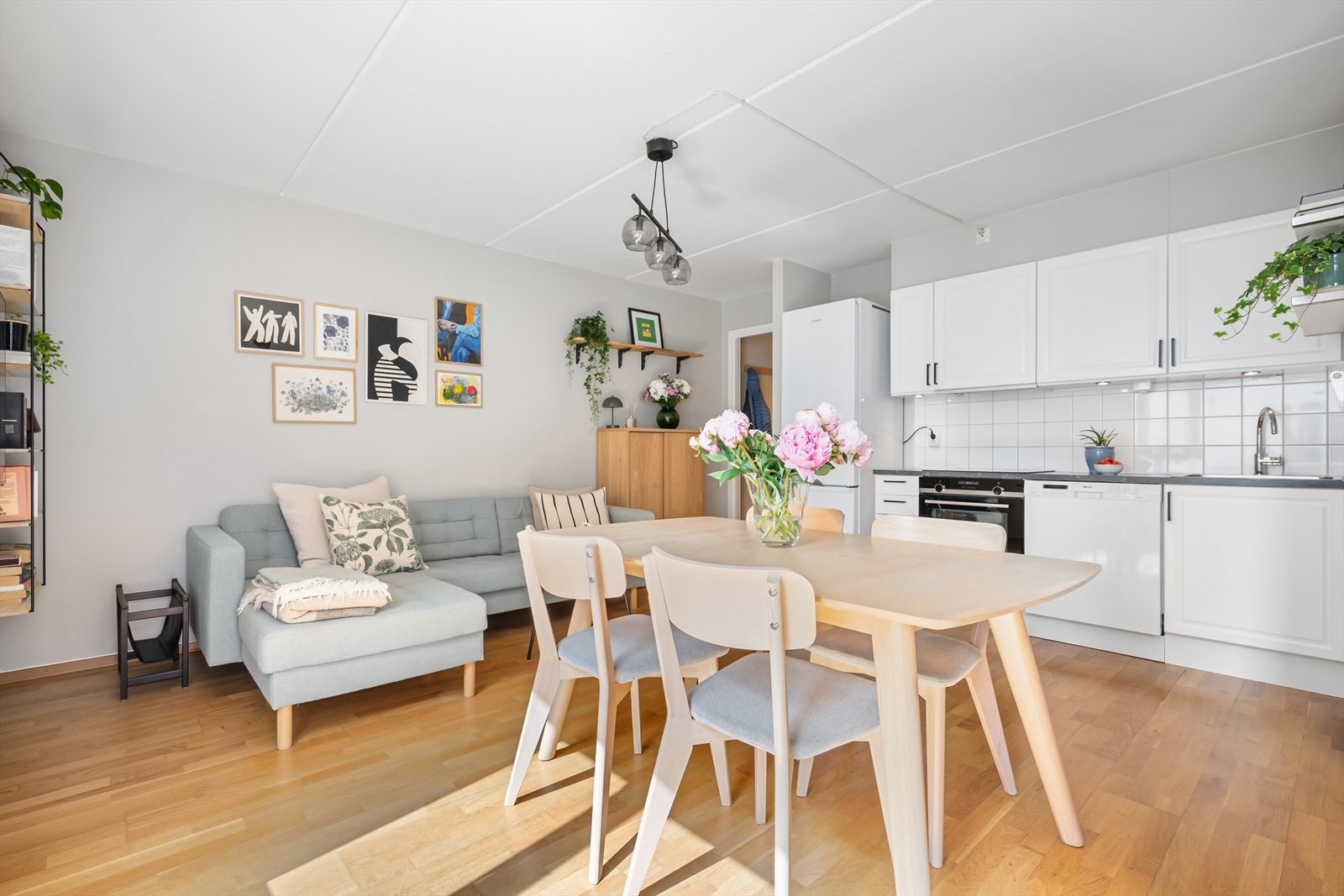 Oppvarming med radiatorer med forsyning av varmtvann fra fjernvarmeanlegg. Galleribilde