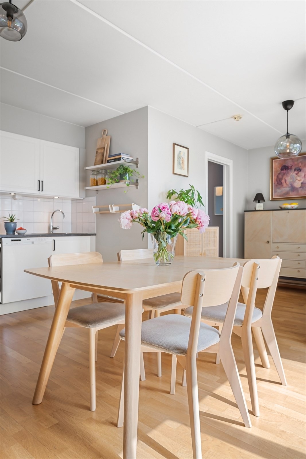Leiligheten har fine, duse farger og parkett på gulv. Galleribilde
