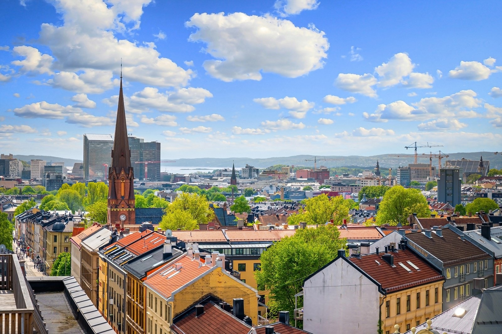 Vidtrakt utsikt mot fjorden, Holmenkollen og over hustakene. Galleribilde