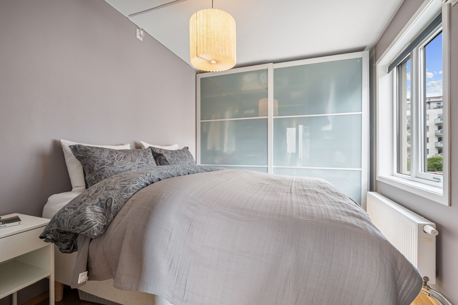 Stort og luftig soverom med plass til dobbeltseng og romslig skyvedørsgarderobe. Galleribilde
