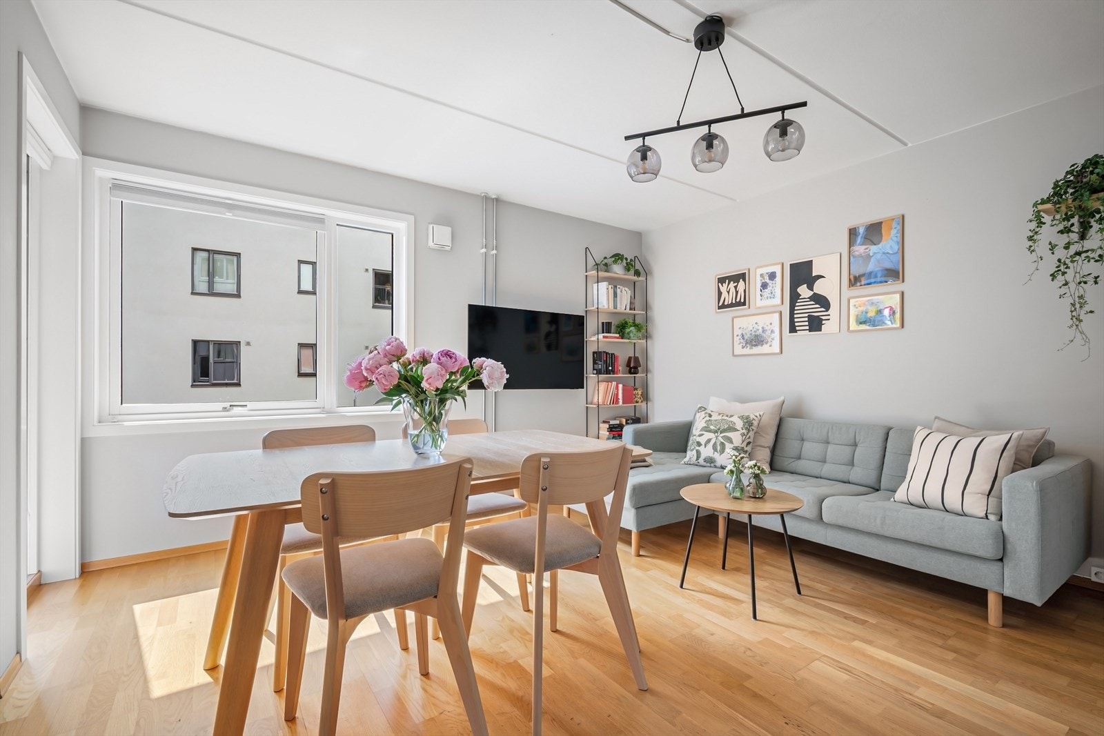 Store vindusflater slipper inn rikelig med dagslys. Galleribilde