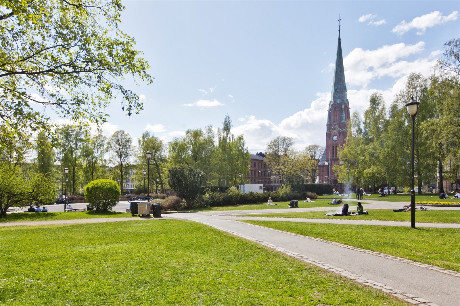 Det finnes også mange parker som Birkelunden, Olaf Ryes plass, Sofienbergparken, Kubaparken og Grünerhagen. Galleribilde