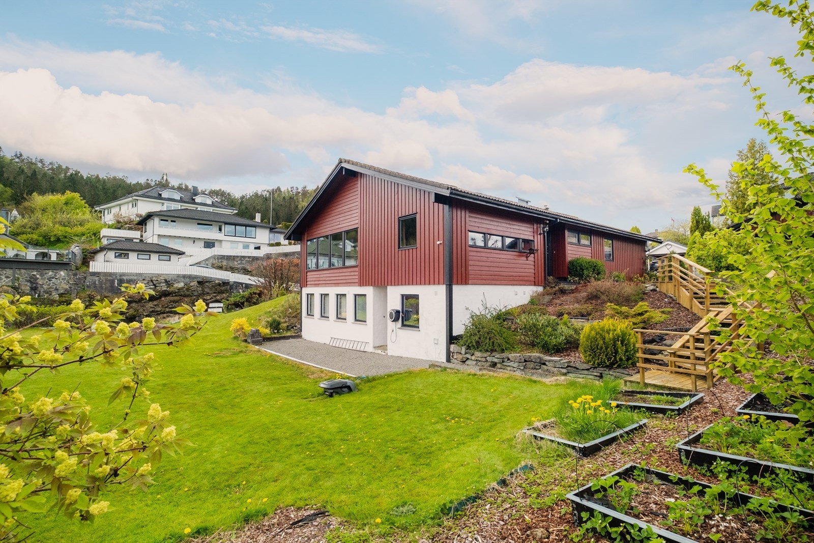 I front av boligen er det stor plen. Galleribilde