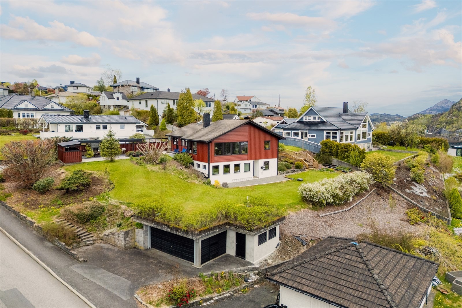 Dobbel garasje og bod nederst i hagen. Galleribilde