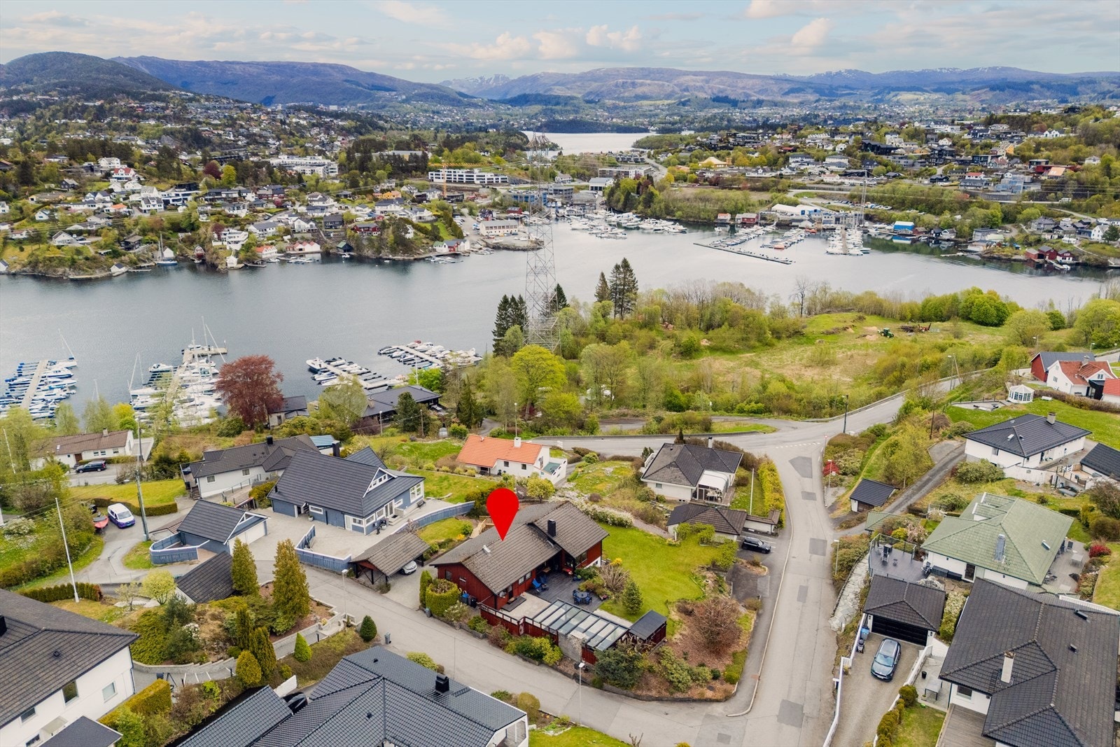 ca 5 minutters biltur til Søreide med barnehager, skole og butikker. Galleribilde