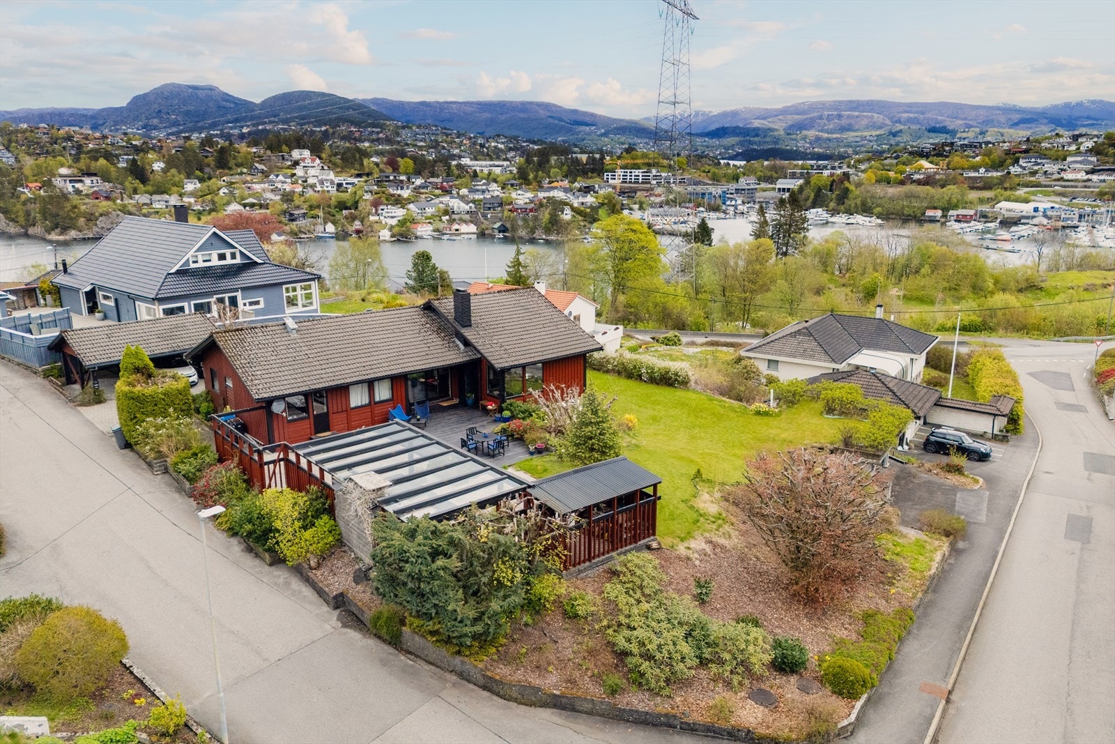 Kort vei til Søreide med barnehager, barneskole og flere matbutikker. Ca 2 minutters gåavstand til sjø, båtliv og fiske i Dolviken. Galleribilde