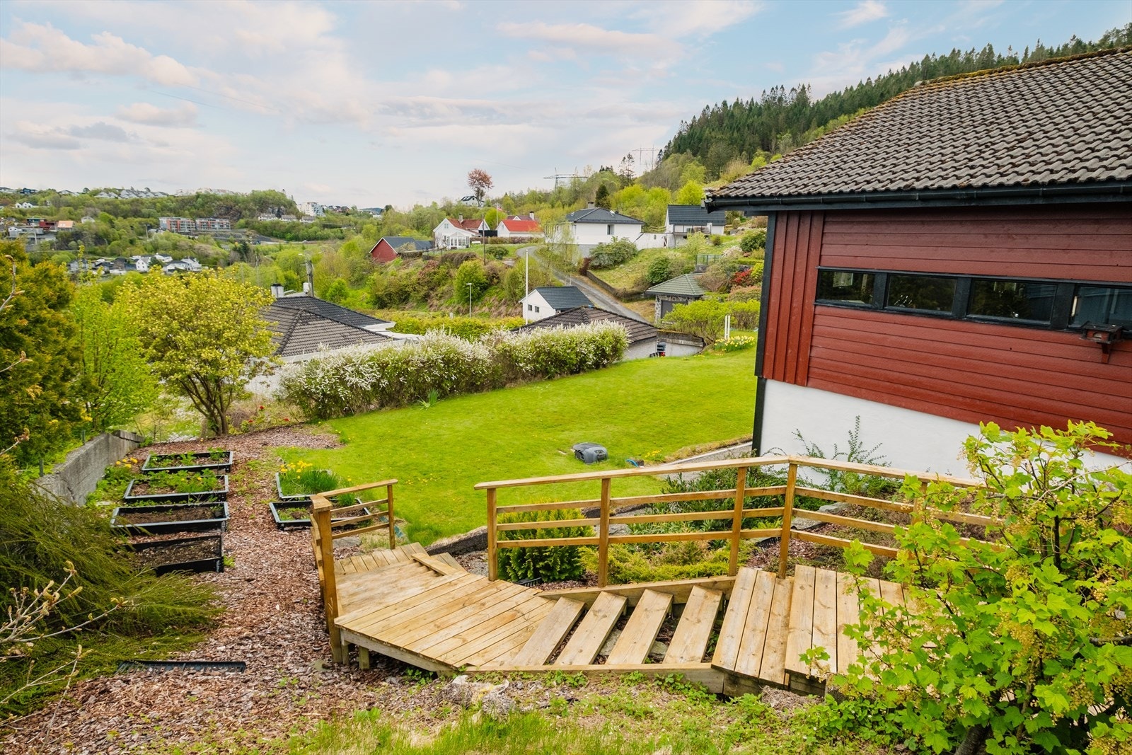 Pent opparbeidet og beplantet hage. Galleribilde