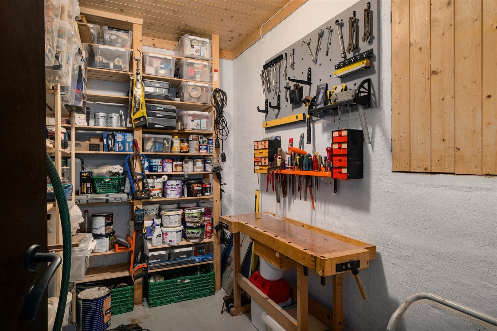 Det er mye bodplass i underetasje. Tilkomst til stor blindkjeller. Galleribilde