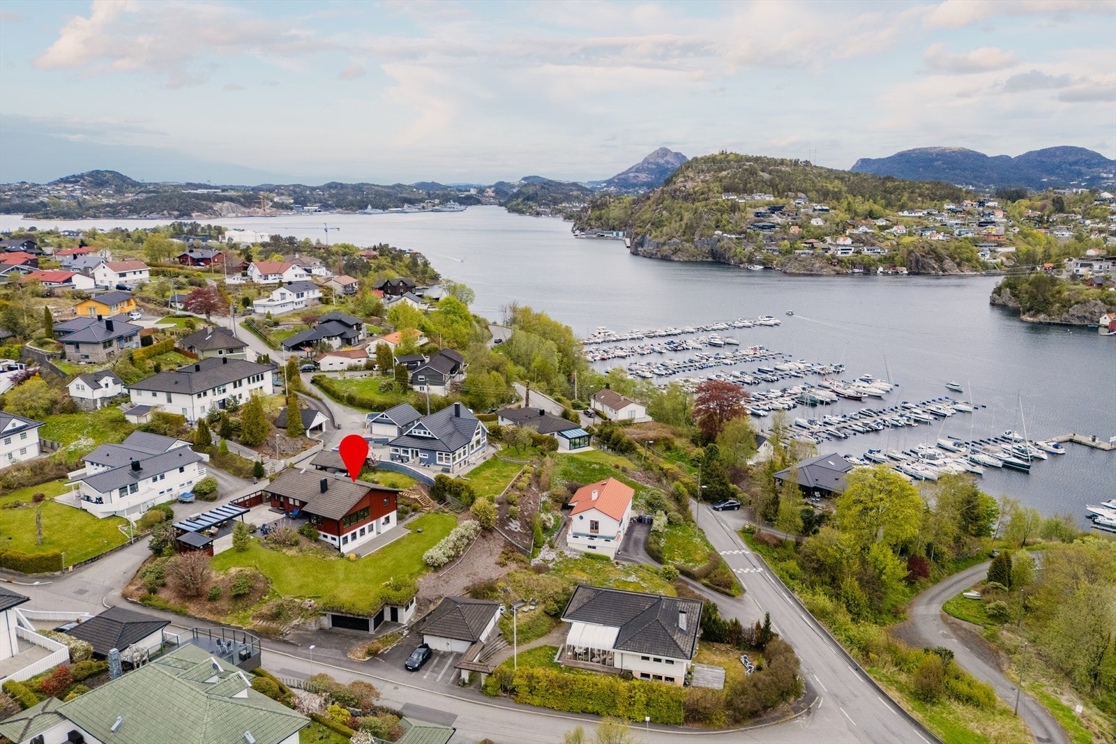 Boligen ligger i en rolig og barnevennlig gate med kort vei til sjø og fine turstier på Storrinden. Galleribilde