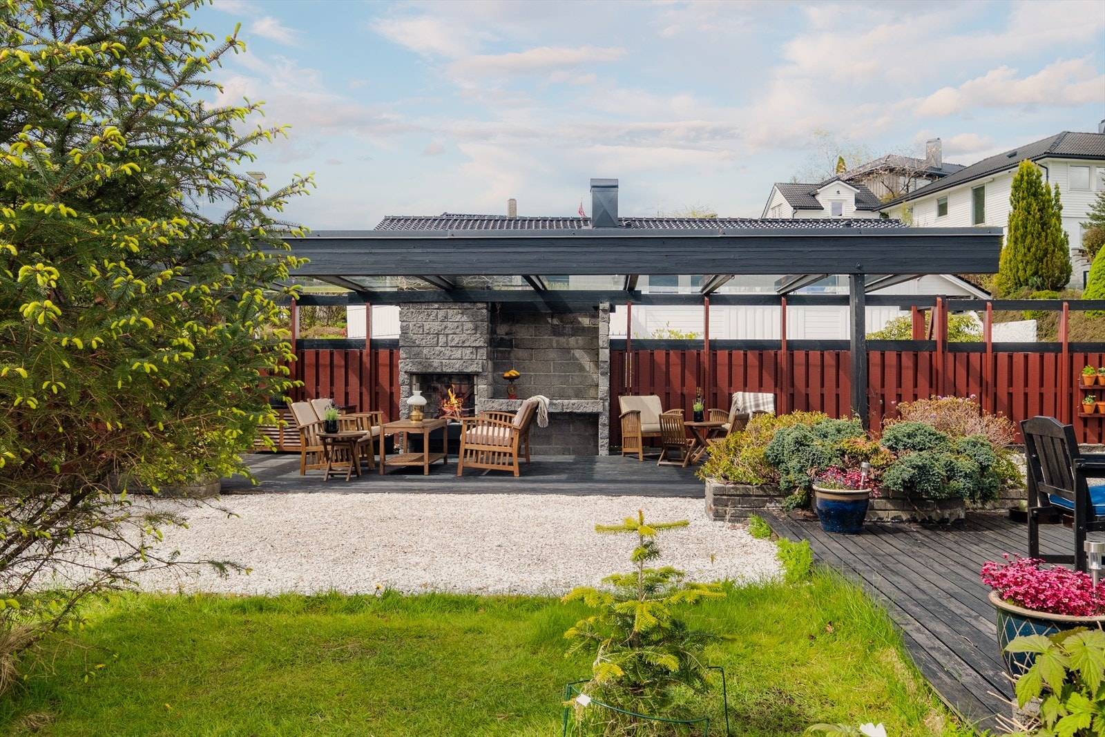 Solrik terrasse og hage. Galleribilde
