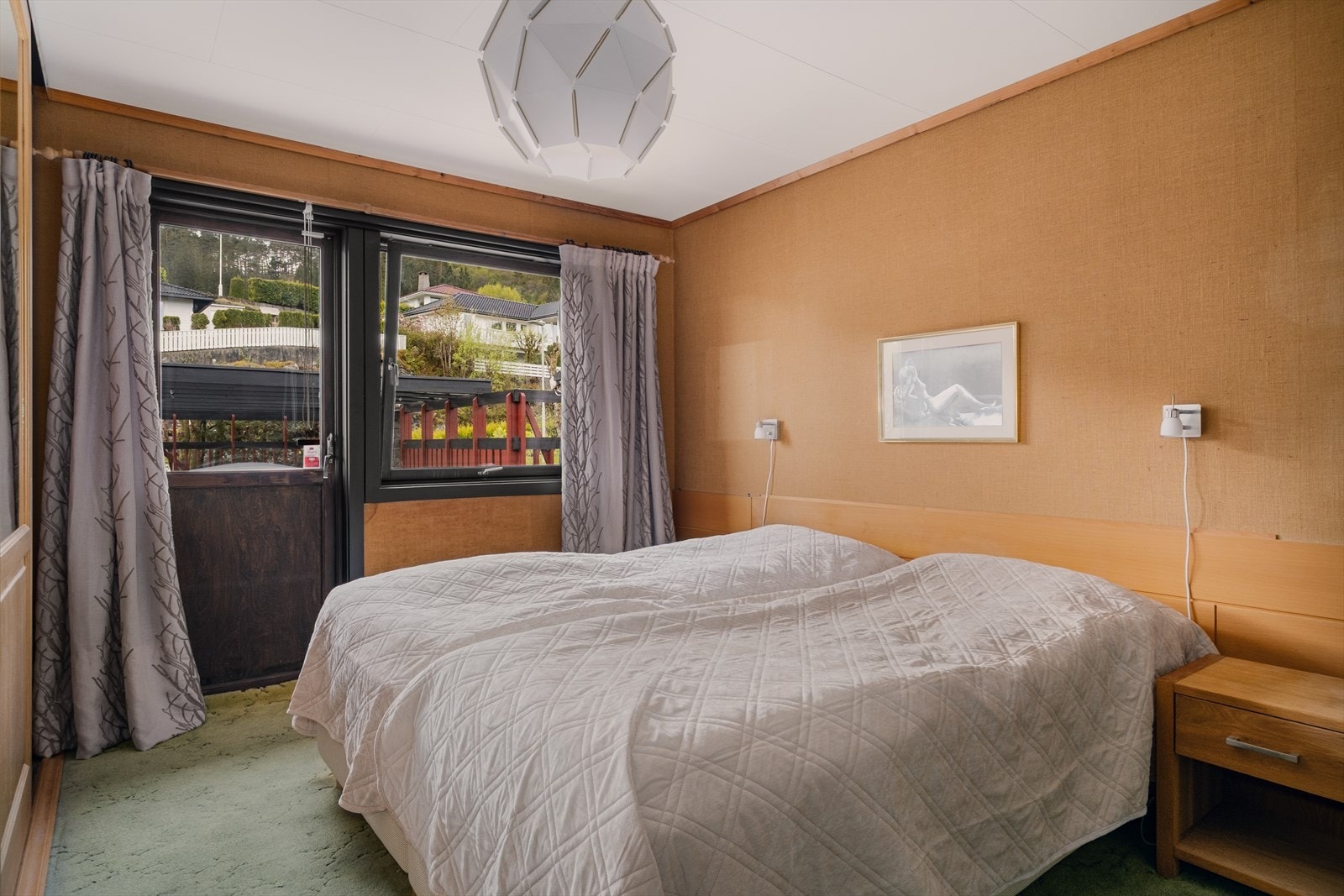 Hovedsoverom med skyvedørsgarderobe. Utgang til terrasse. Galleribilde