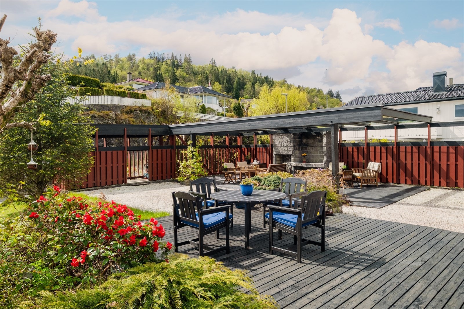 God plass til langbord både på terrasse og under pergola. Galleribilde