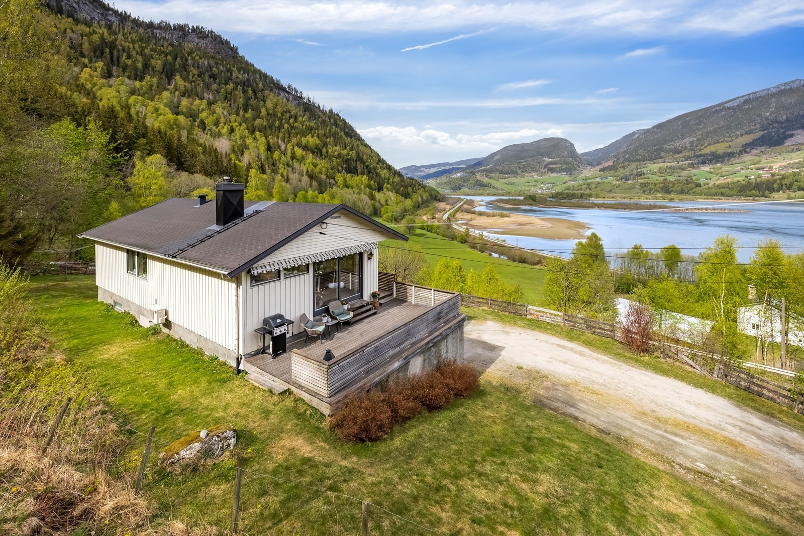 Velkommen til Vestsidevegen 394! En koselig og innholdsrik enebolig over to plan med flott utsikt utover Lågen! Presentert av Øystein Lie Holen v/ DnB Eiendom Galleribilde