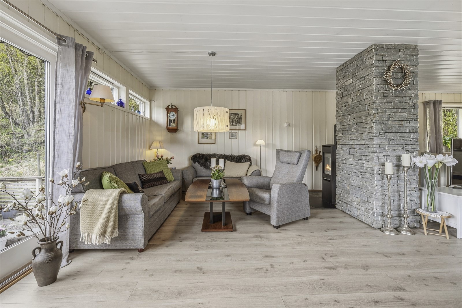 Her er det god plass til både familie og gjester, med flere sosiale soner og hyggelige sammenkomster. Peisen bidrar både med lun varme og en hyggelig atmosfære til rommet. Galleribilde