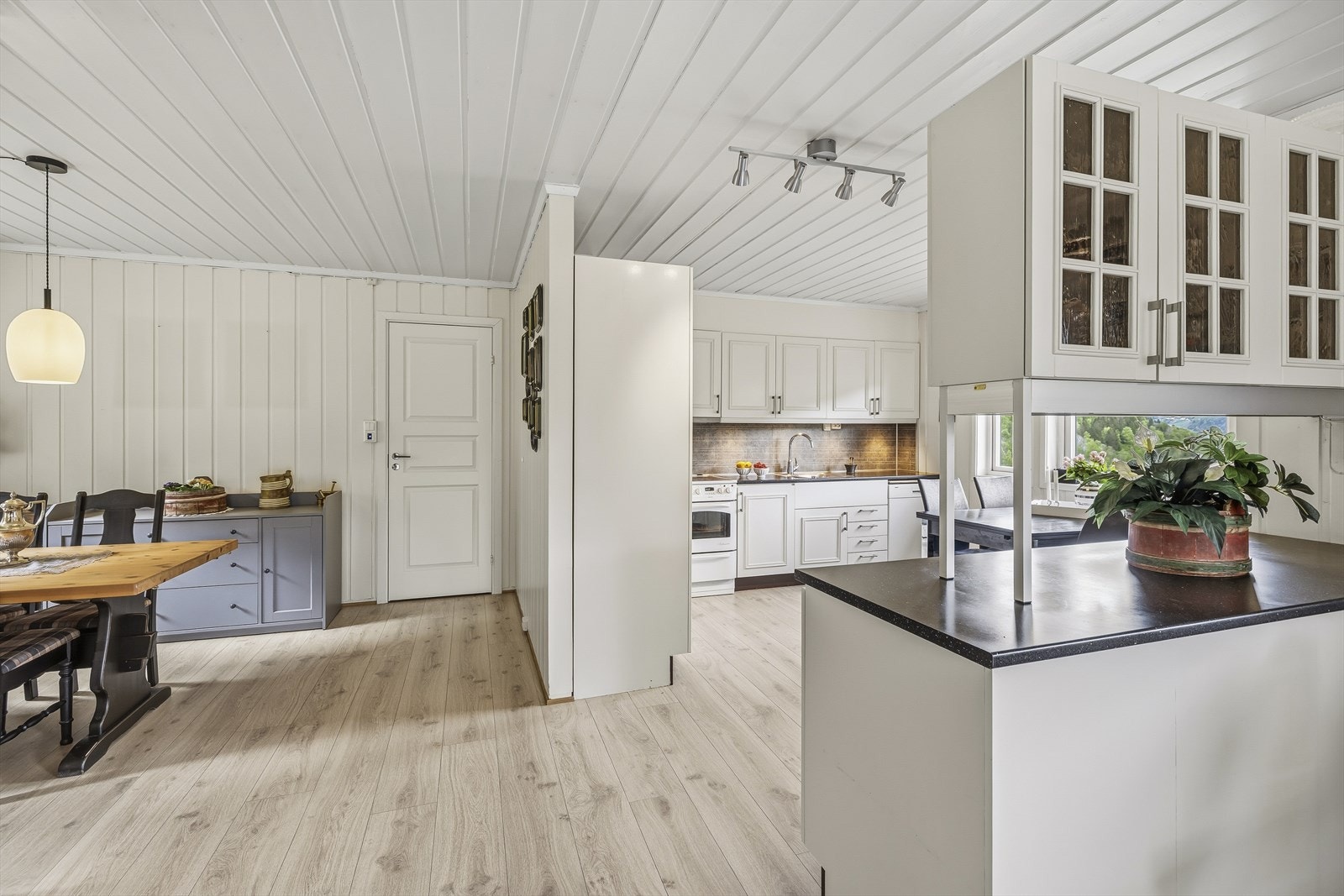 Fra spisestuen er det adkomst til boligens to øvrige soverom samt et separat toalettrom. Galleribilde