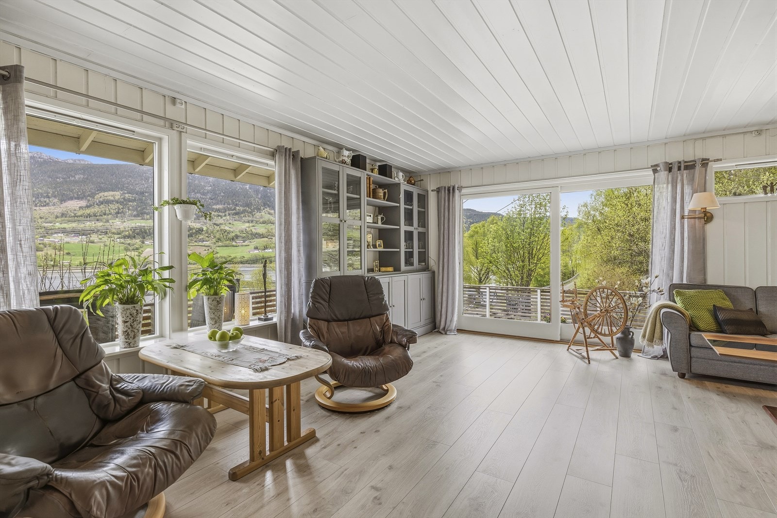 Fra stuen er det direkte utgang til terrassen, som gir en naturlig forlengelse av oppholdsrommet i sommerhalvåret. Galleribilde