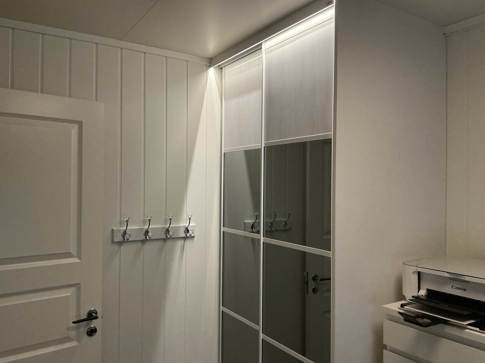 Soverommet er i dag innredet med skyvedørsgarderobe med belysning. Galleribilde