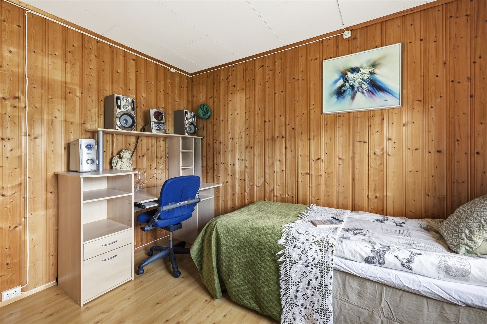 Her er det god plass til både seng og øvrig ønsket møblement. Galleribilde