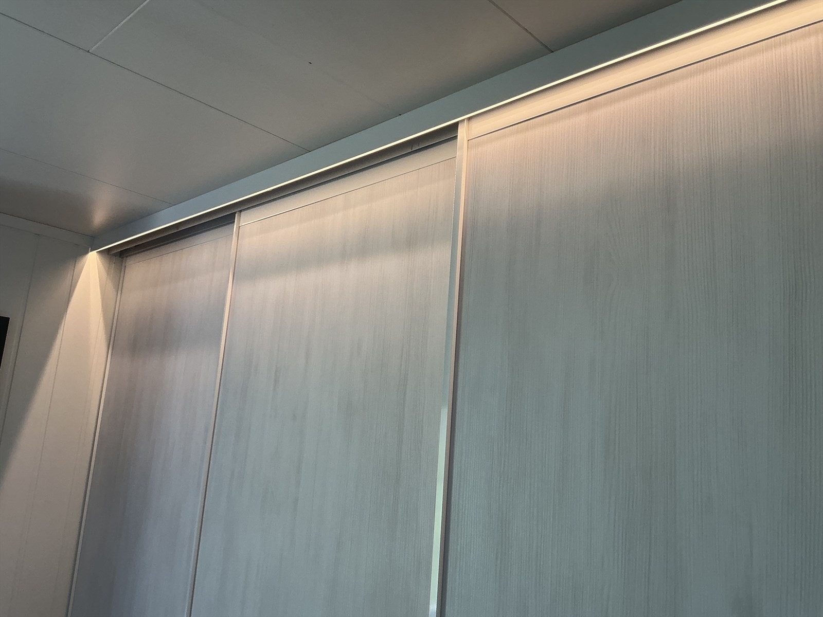 Skyvedørsgarderobe har innebygdt belysning Galleribilde