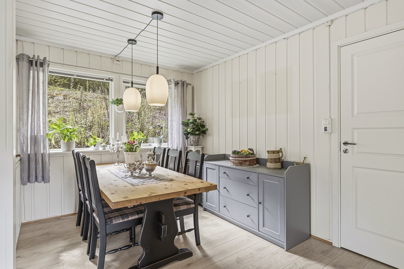 Romslig spisestue med god plass til hyggelige middager med familie og gjester. Galleribilde
