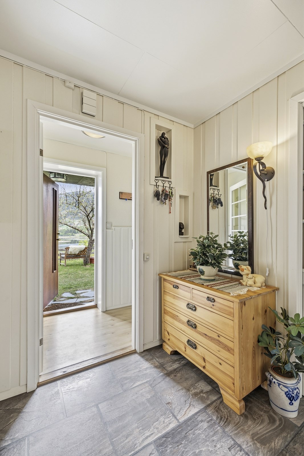 En flott entré ønsker deg velkommen inn i boligen på en hyggelig måte. Galleribilde