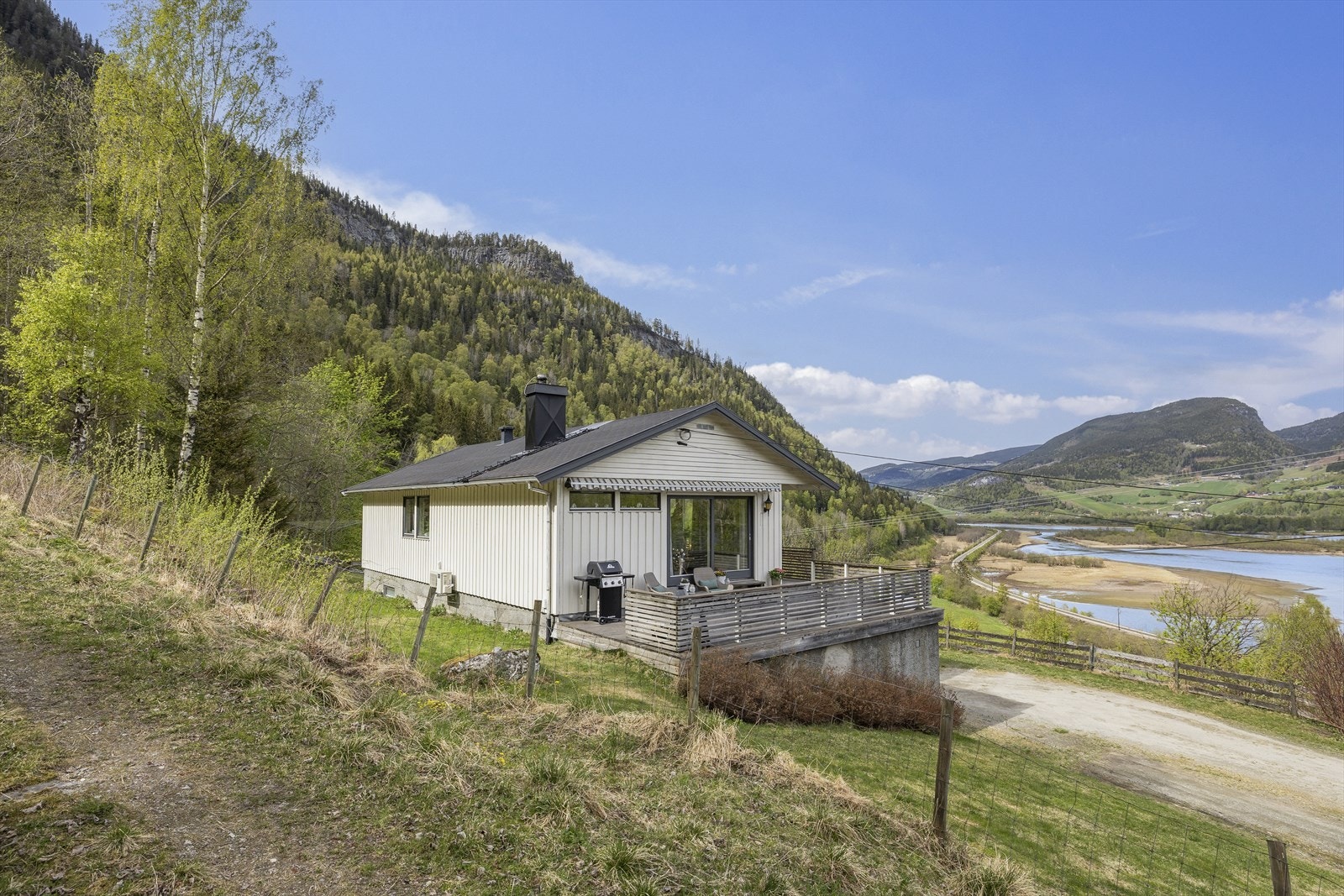 Her bor du fredelig og landlig til, samtidig som du har kort vei til fasiliteter, servicetilbud og det du måtte trenge i hverdagen. Galleribilde