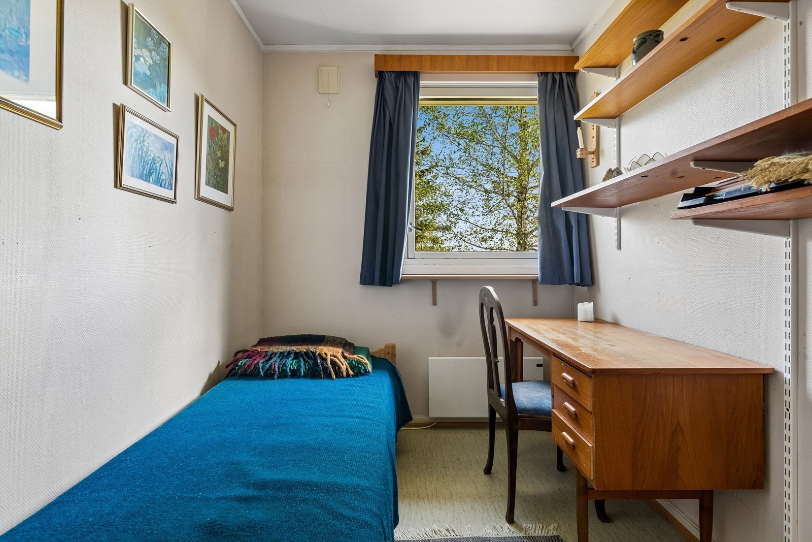 Soverom med plass til seng og skrivebord. Galleribilde