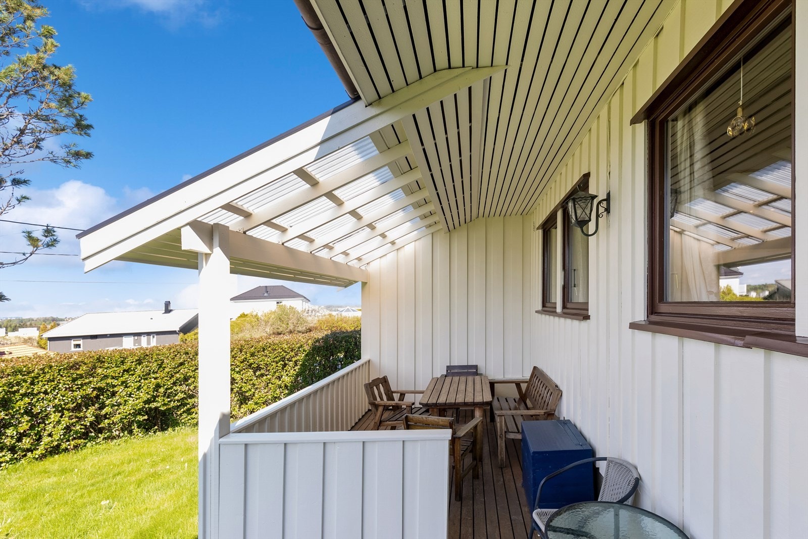 Den delvis overbygde terrassen på 20 m² har direkte utgang fra stuen. Galleribilde