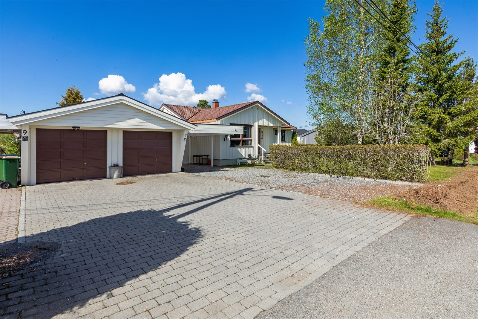 Eiendommen har en halvpart av en dobbelgarasje, samt en praktisk carport. Galleribilde