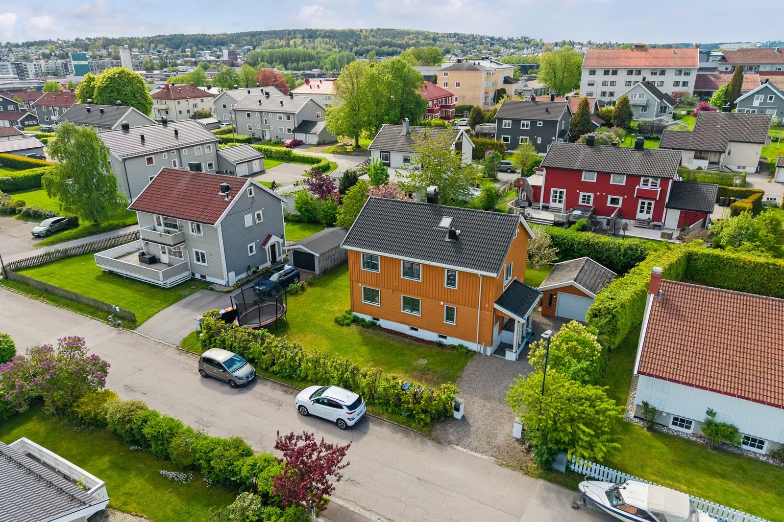I tillegg disponerer eiendommen garasje samt gode oppstillingsmuligheter på egen tomt. Galleribilde