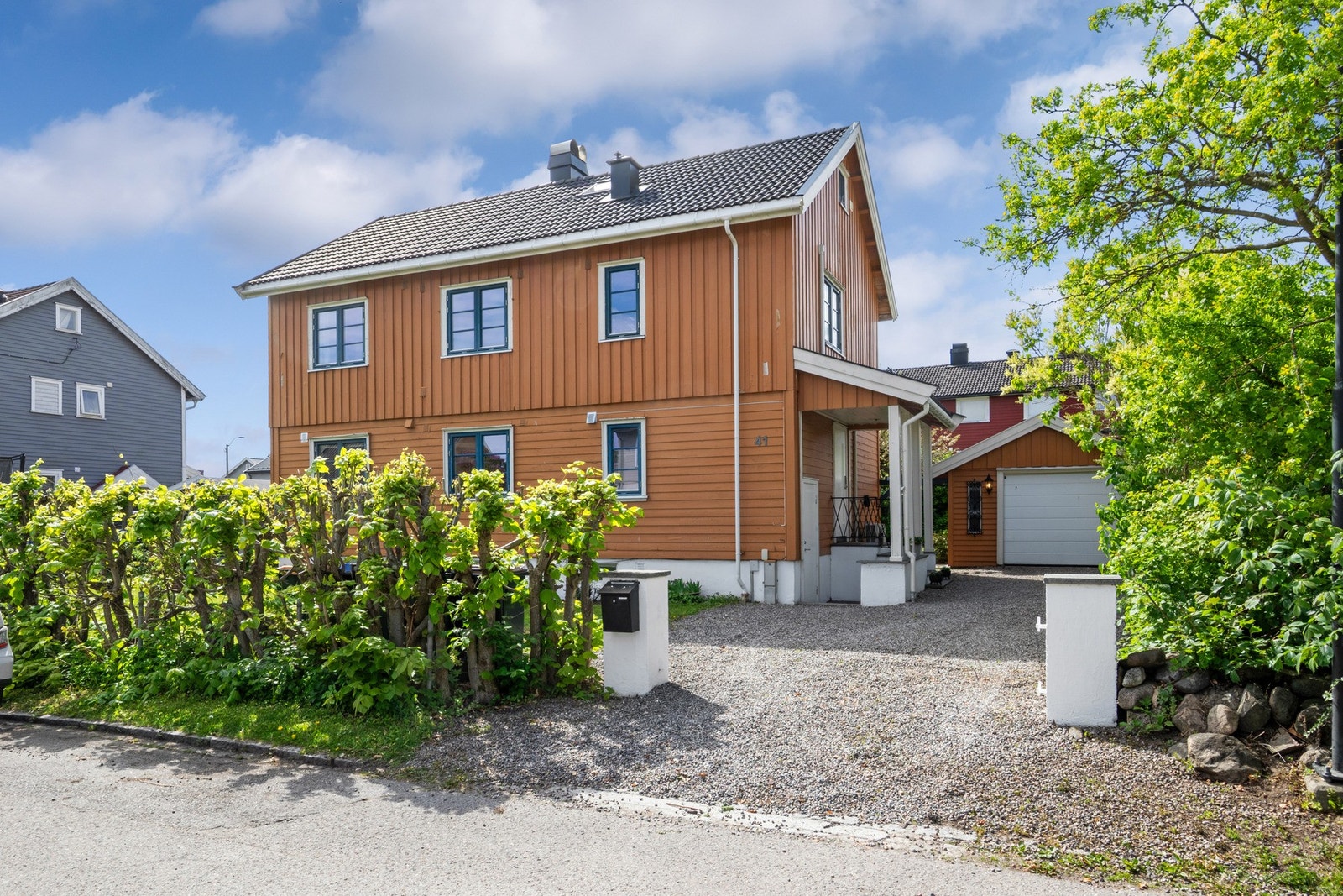 Dette er en innholdsrik og familievennlig enebolig med attraktiv beliggenhet i et etablert og populært boligområde i Tønsberg. Boligen går over tre plan og byr på en god kombinasjon av sjarm, romslige oppholdsrom og moderne oppgraderinger. Galleribilde