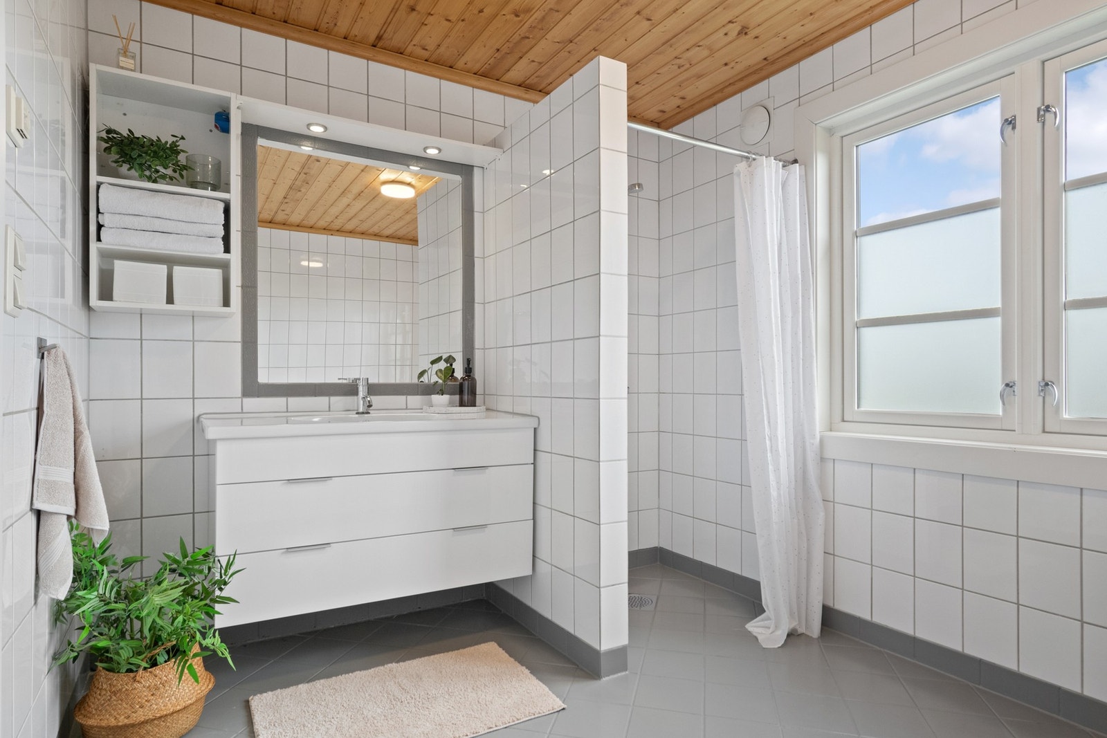 Innredet med servantinnredning, dusjnisje og badekar. Galleribilde