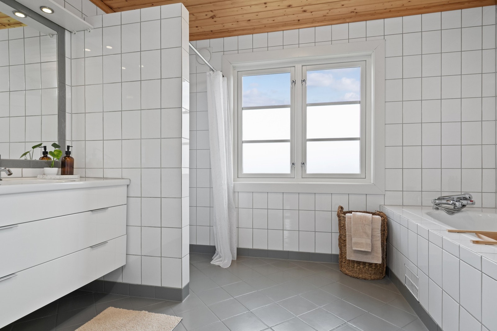 Badet i denne etasjen har malte fliser på gulv, flislagte vegger og panel i innvendig tak. Galleribilde